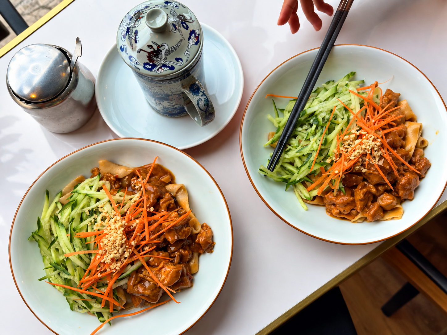Sichuan-Nudeln mit Chiliöl, Rinder-Short-Rib und Erdnüssen